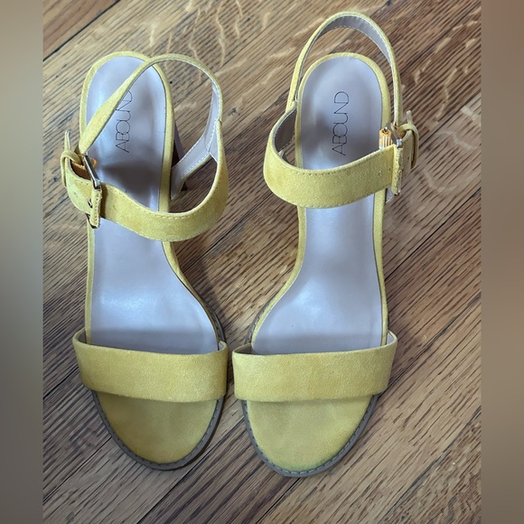 Abound Women's Mustard Yellow and Gold Hardware Chunky Heel Sandals Size 9 - Picture 3 of 9